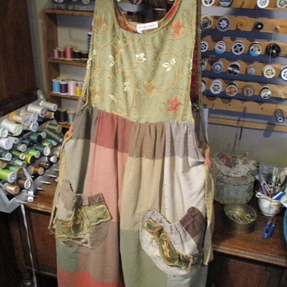 Pinafore/Apron/ Over- dress upcycled linen tablecloth and brocade - Picture 8 of 9